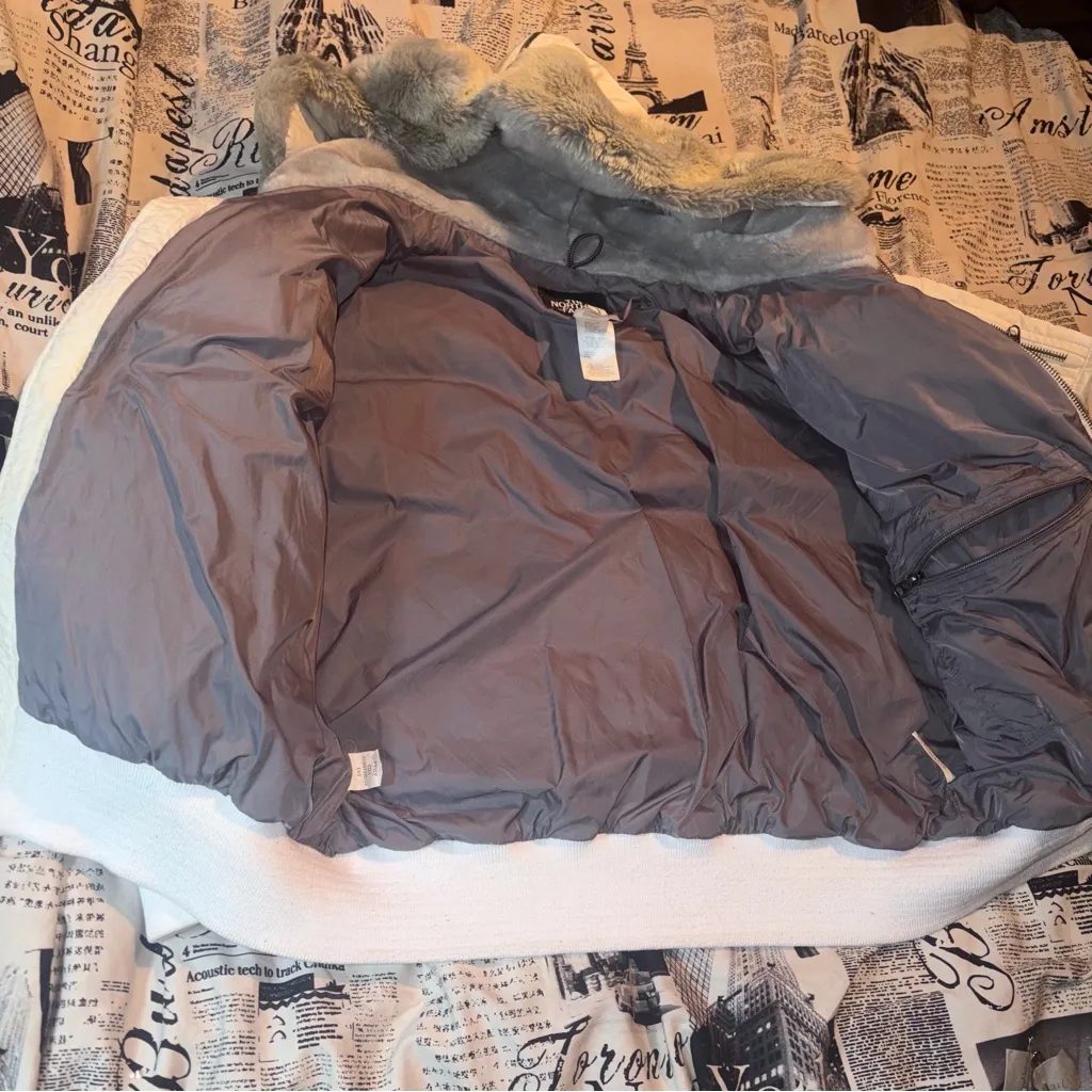 The North Face Women's Cream and Gray Puffer Jacket - Image 6