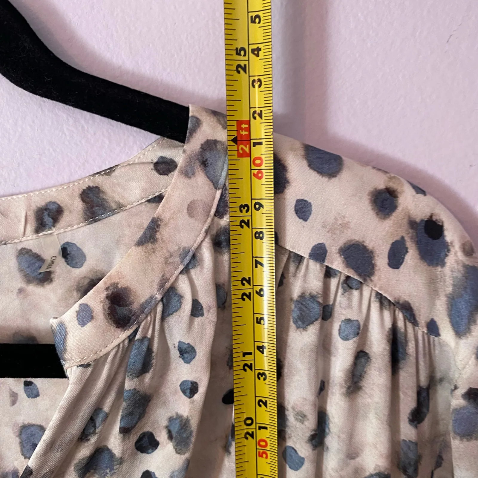 Ecru Gray Animal Print Button Down Silk Blend Blouse Shirt Women's size Medium - Image 8