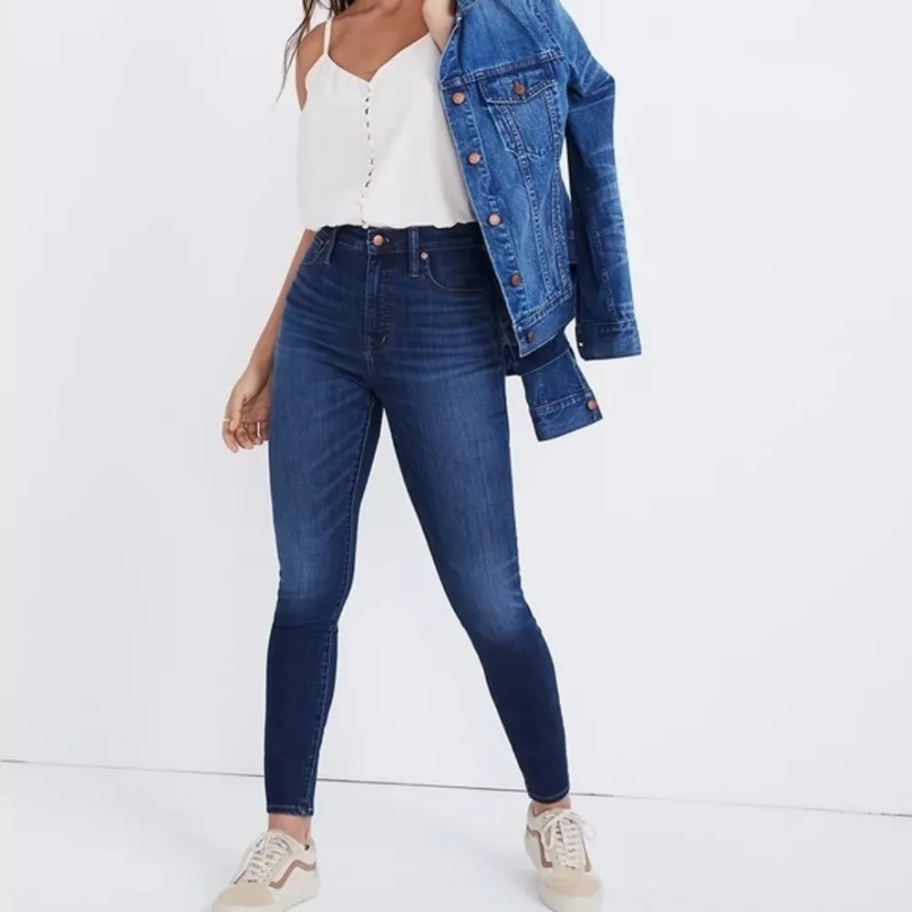 Madewell • Curvy High-Rise Skinny Jeans in Danny Wash: TENCEL™ Denim Edition - Image 40