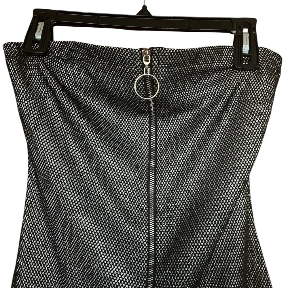 Black and White Zip - Image 2