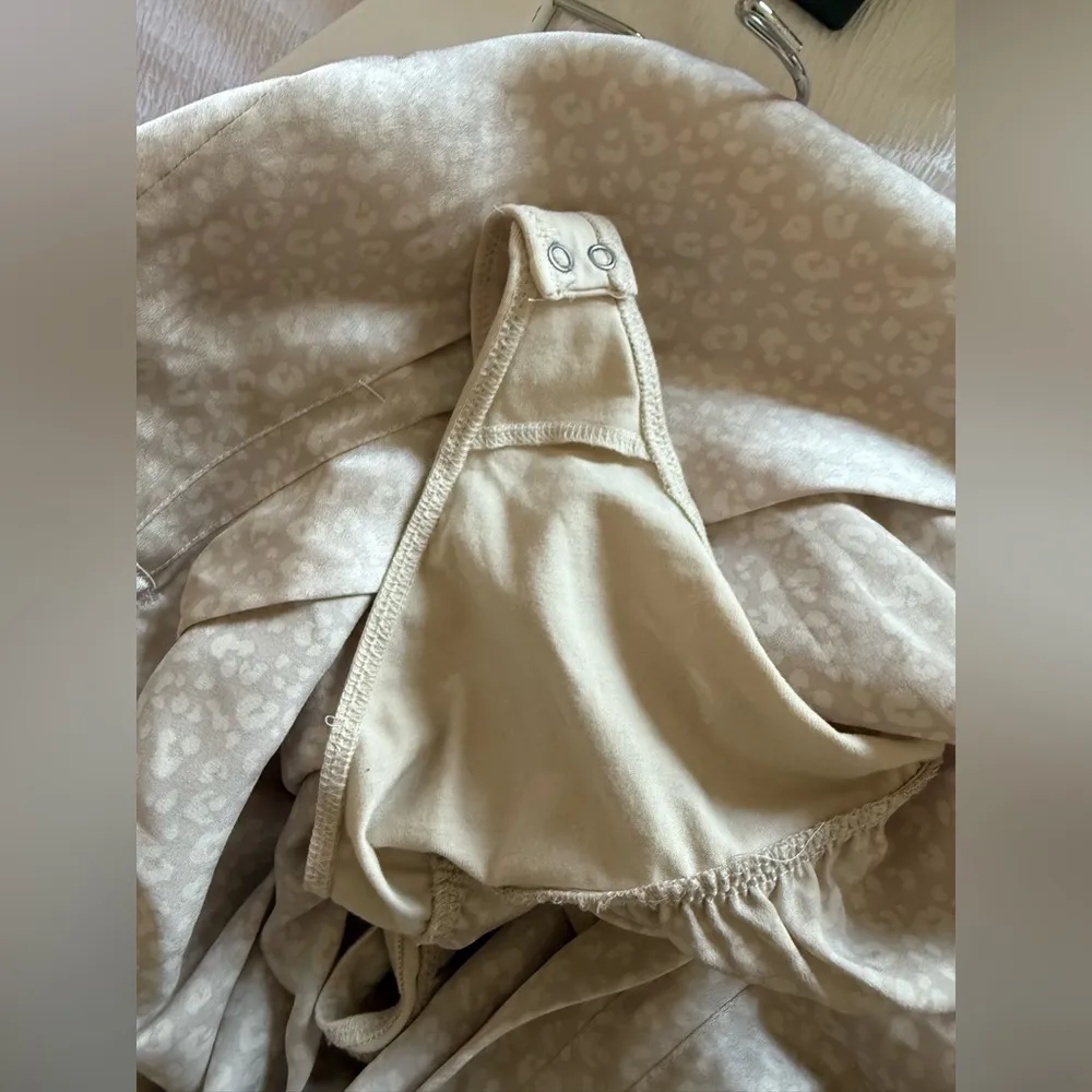 Abercrombie & Fitch Leopard Cheetah Print Champagne Satin V-Neck Bodysuit Small - Image 9