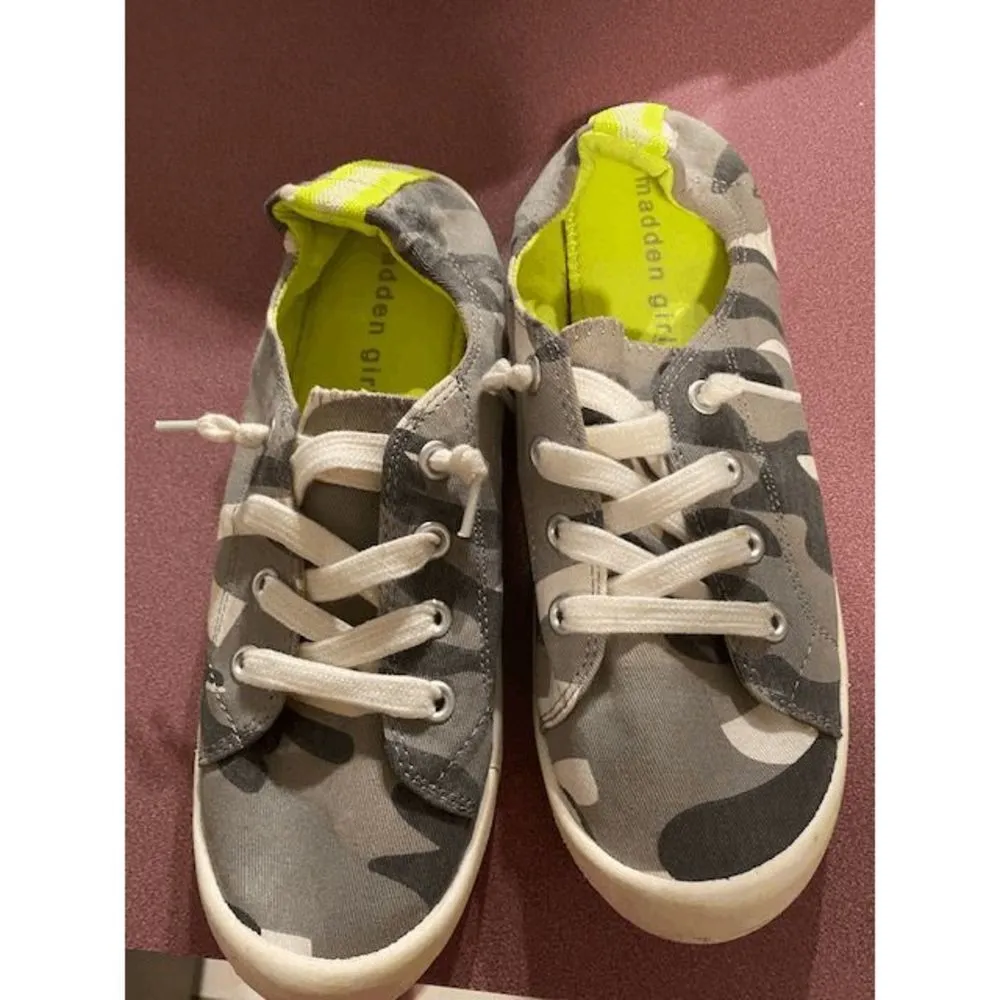 Madden Girl Barby camo low sneakers 7 - Image 2