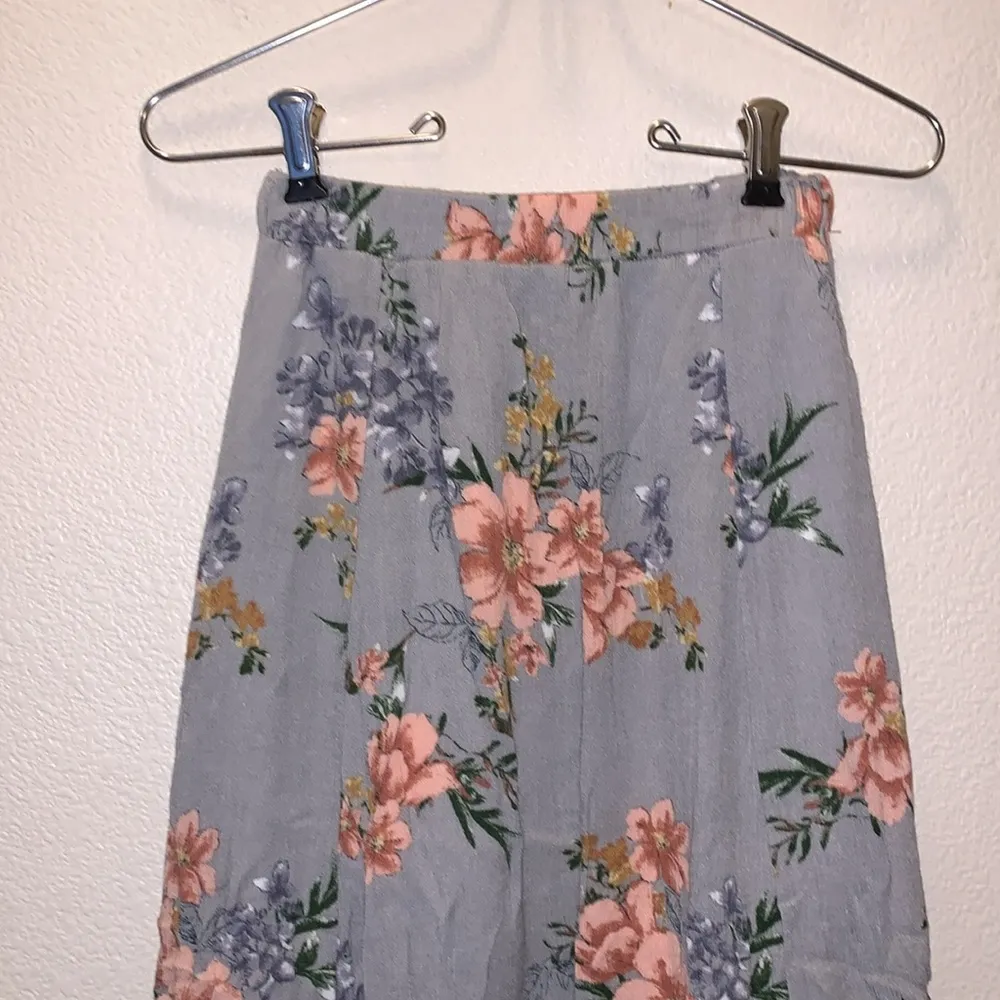 Mimi & Daphne grey floral lined midi skirt Gray Size XS - Image 2
