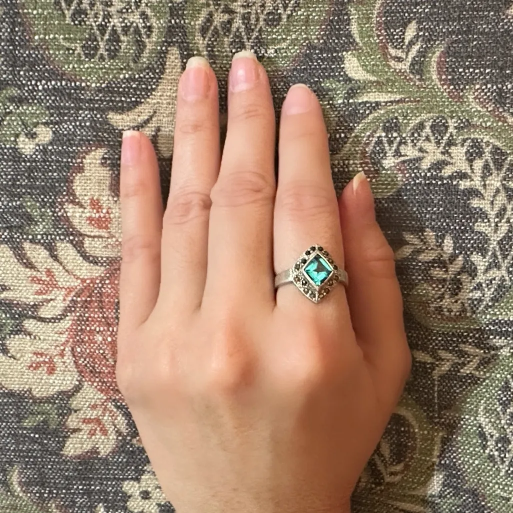 Elegant Silver and Blue Gemstone Ring Size 8 - Image 6