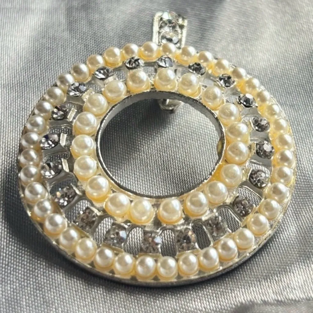 Vintage Silver Tone Faux Pearl & Rhinestone Halo Pendant Estate Finds - Image 4