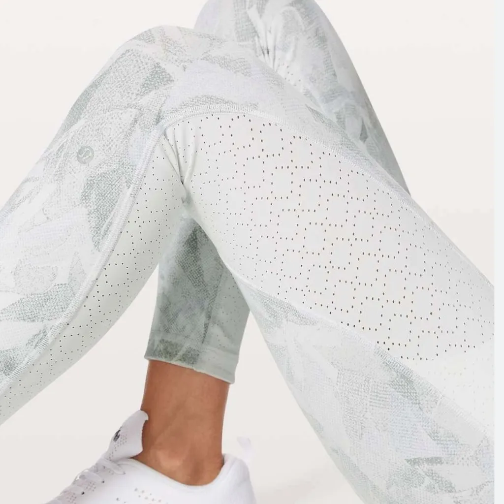 Lululemon Breezy Dot Tight *25" Jasmine White Multi / White - Image 4