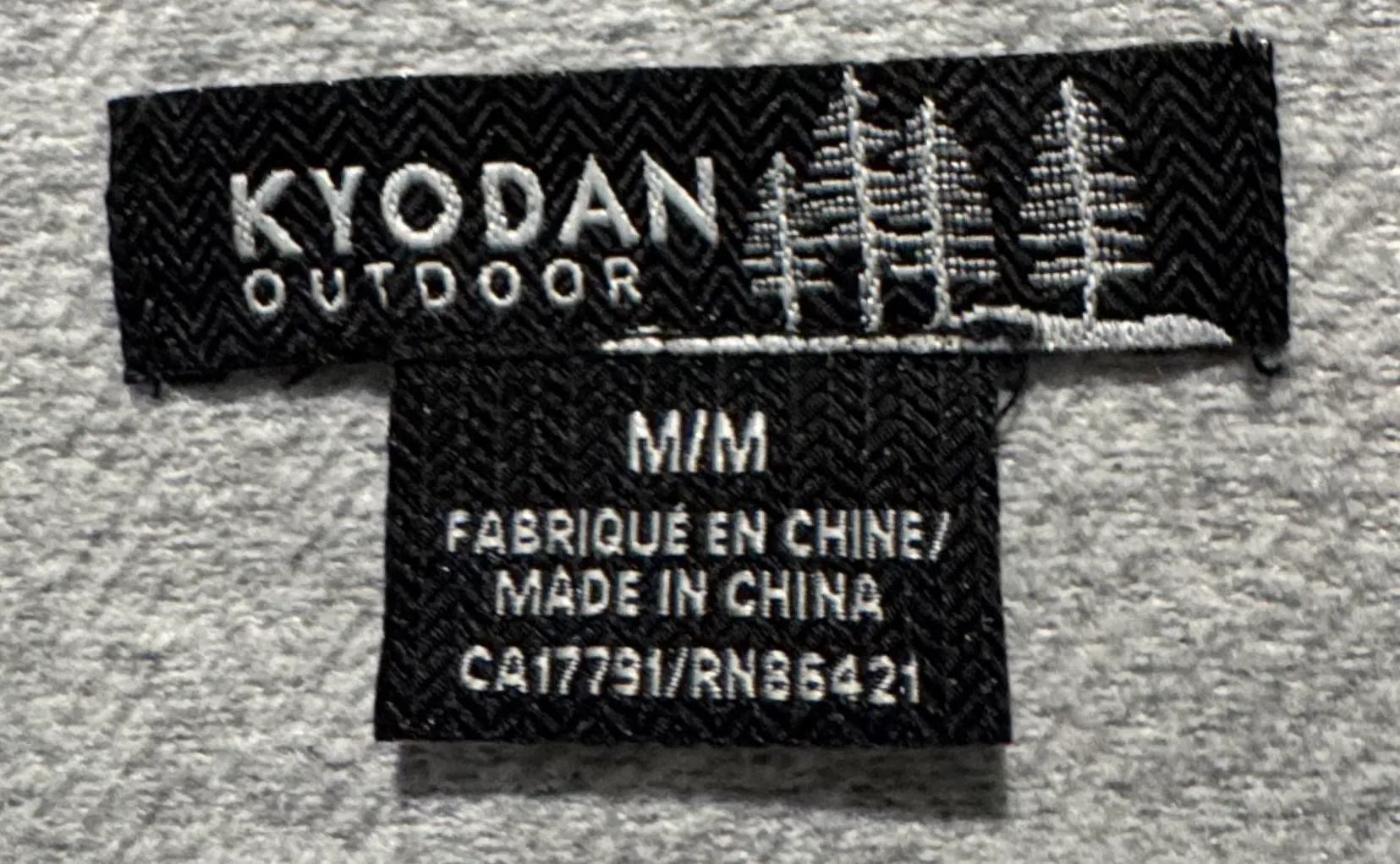 Women's Kyodan Outdoor 1/2 zip top sweater - gray & white herringbone pattern. High collar. Kangaroo pocket. Size Medium. Worn once - excellent condition Smoke free home. Pit to pit 17.5" Length 25" Sleeve 21.5" - Image 5