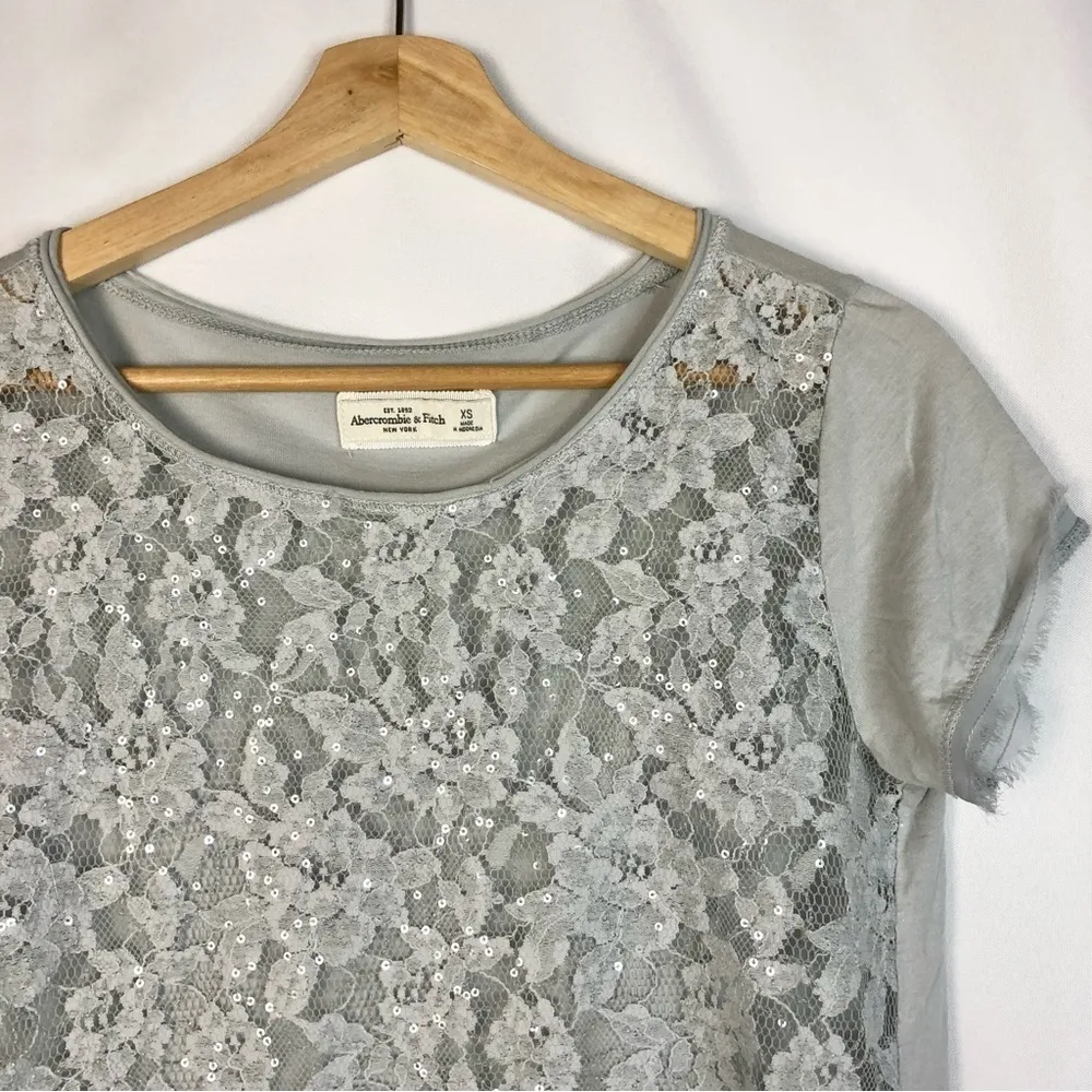 Abercrombie & Fitch Light Gray Lace Front Short Sleeve Top XS - Image 3
