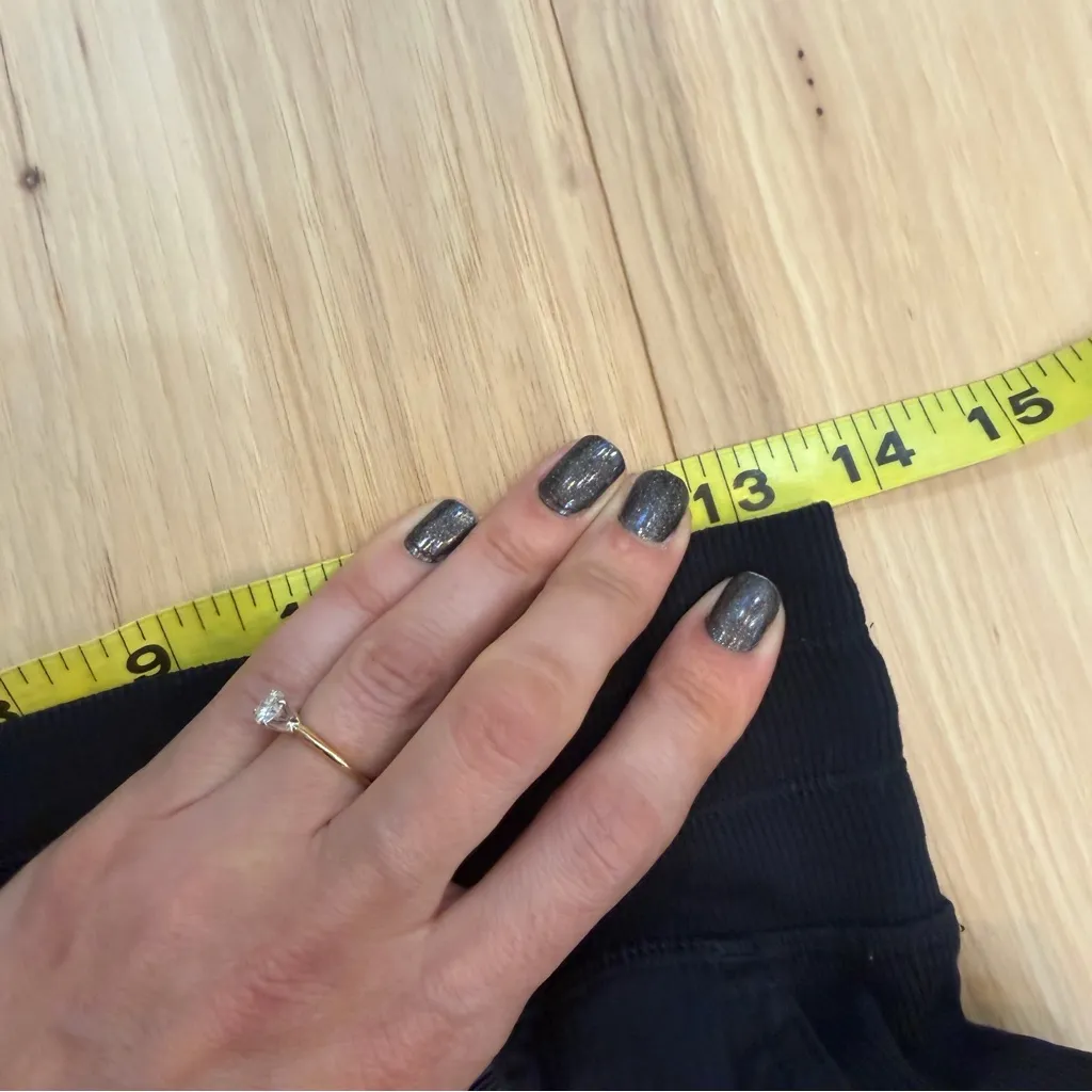 Lululemon sz 4 black joggers with pockets #athleisure #activewear #joggers - Image 3