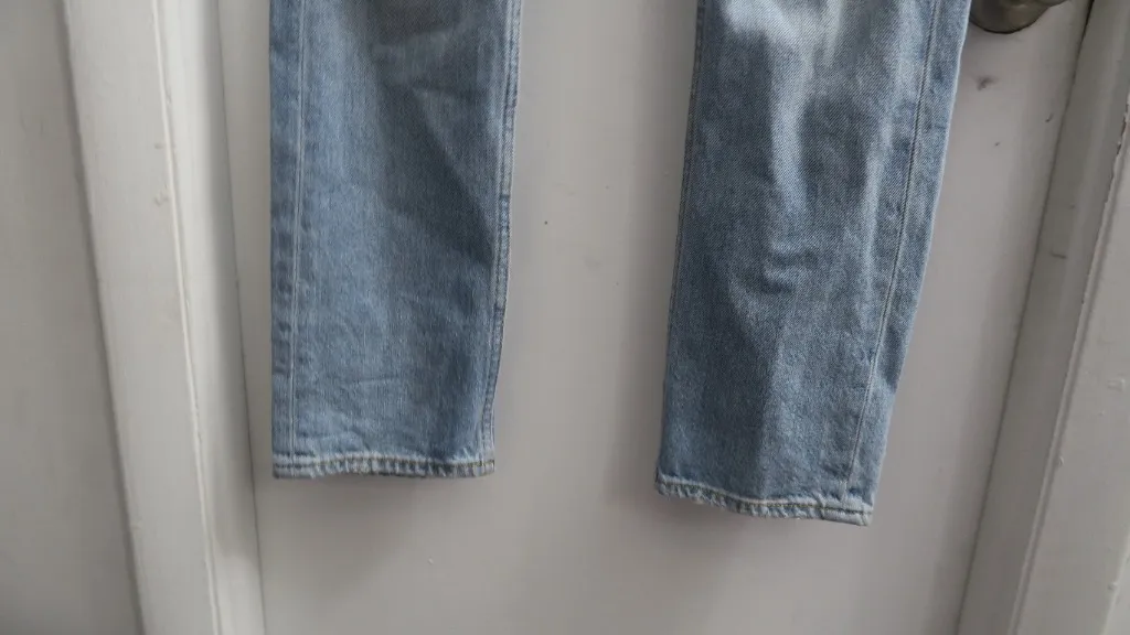 Club Monaco denim jeans straight leg in blue light wash size 24. - Image 5