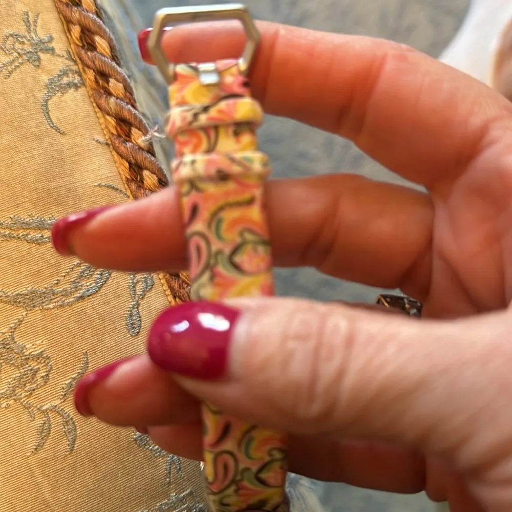 Fitbit barely used. As is. No idea what model. Cute band purchased separately - Image 4