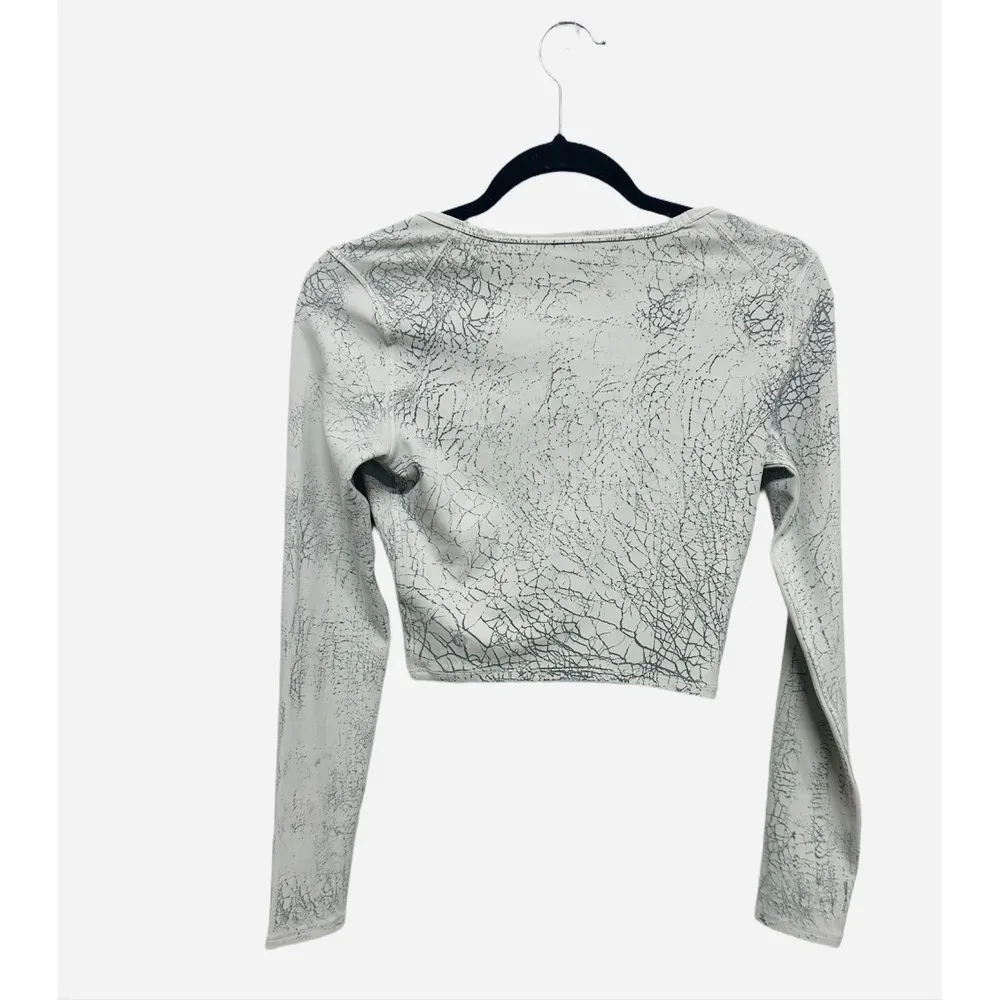 Lululemon Wunder Train Cropped Long Sleeve Shirt Thread Dye White Black Size S/M - Image 3