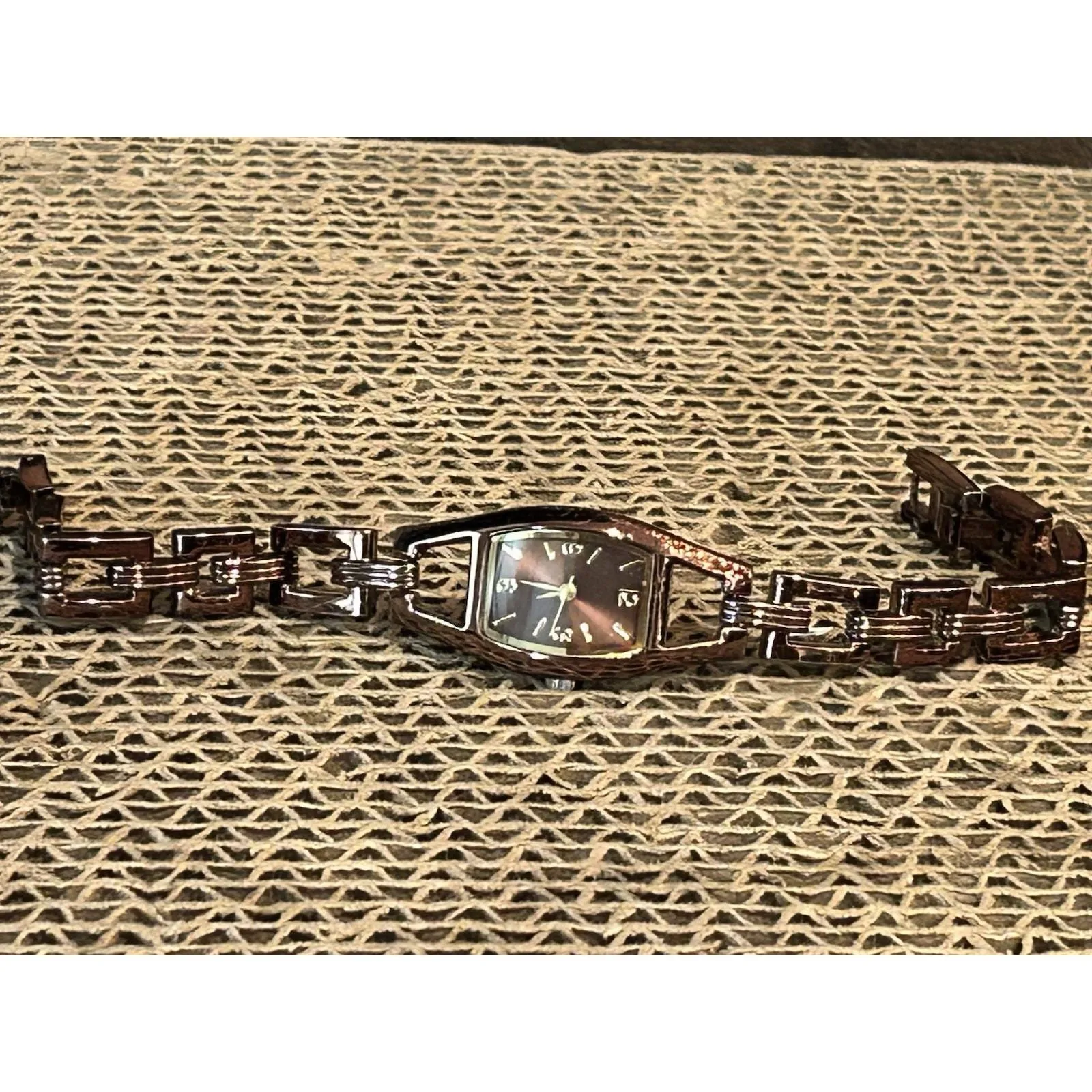 Source Unknown Women's Fashion Watch Metallic Brown Working New Battery - Image 3