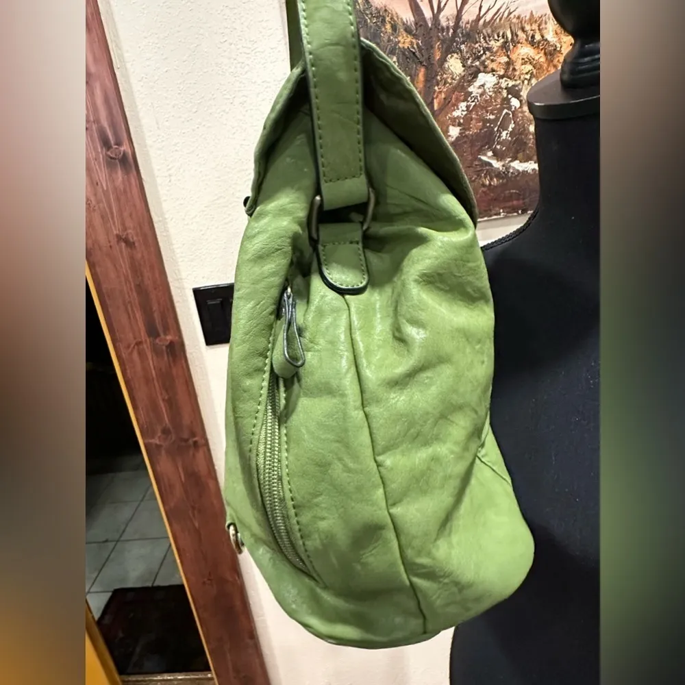 GUC BUENO MINI GREEN BACK PACK MISSING BACK STAPS. - Image 3