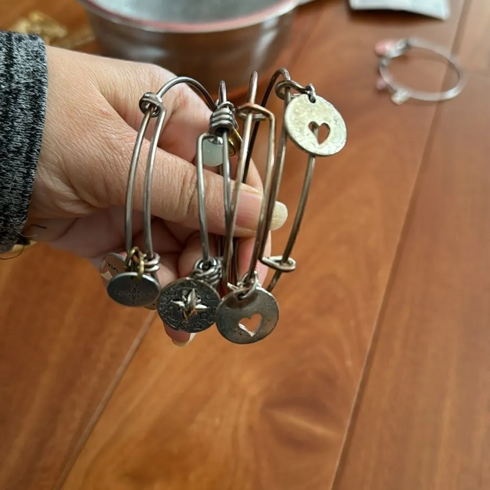 Bundle of 18 metal bangles Silver - Image 4