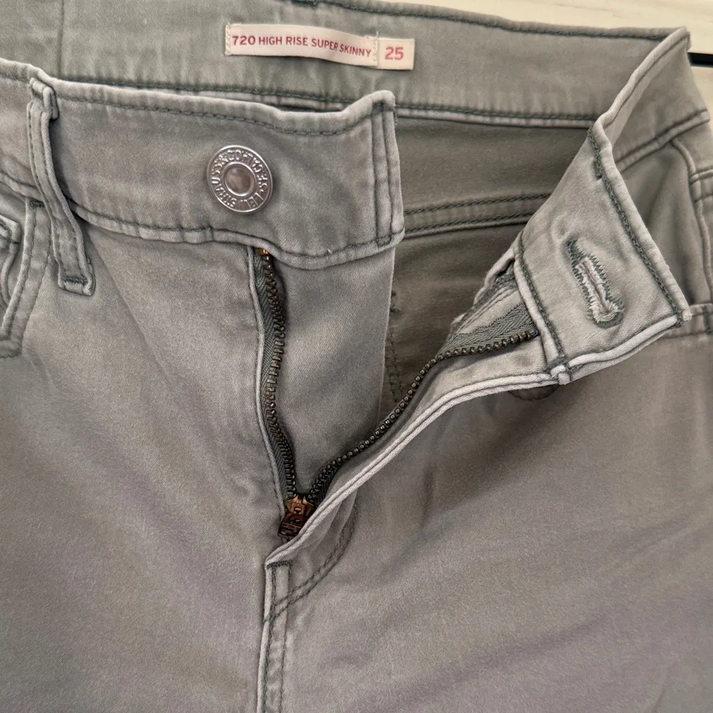 Levi's 720 25” Waist Women's Light Gray Skinny Jeans - Image 5