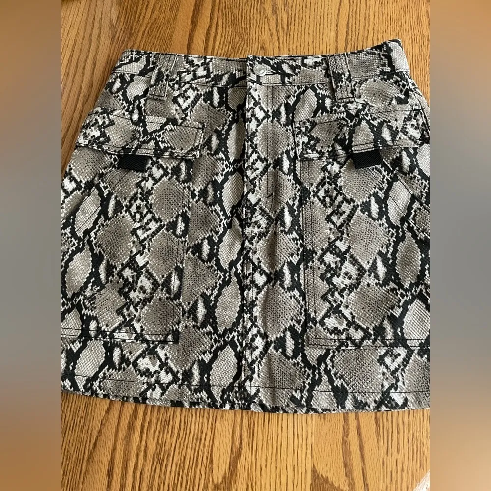 TopShop Women’s Snake python Print Mini Skirt Size 6 Animal Print Fall Fashion - Image 2