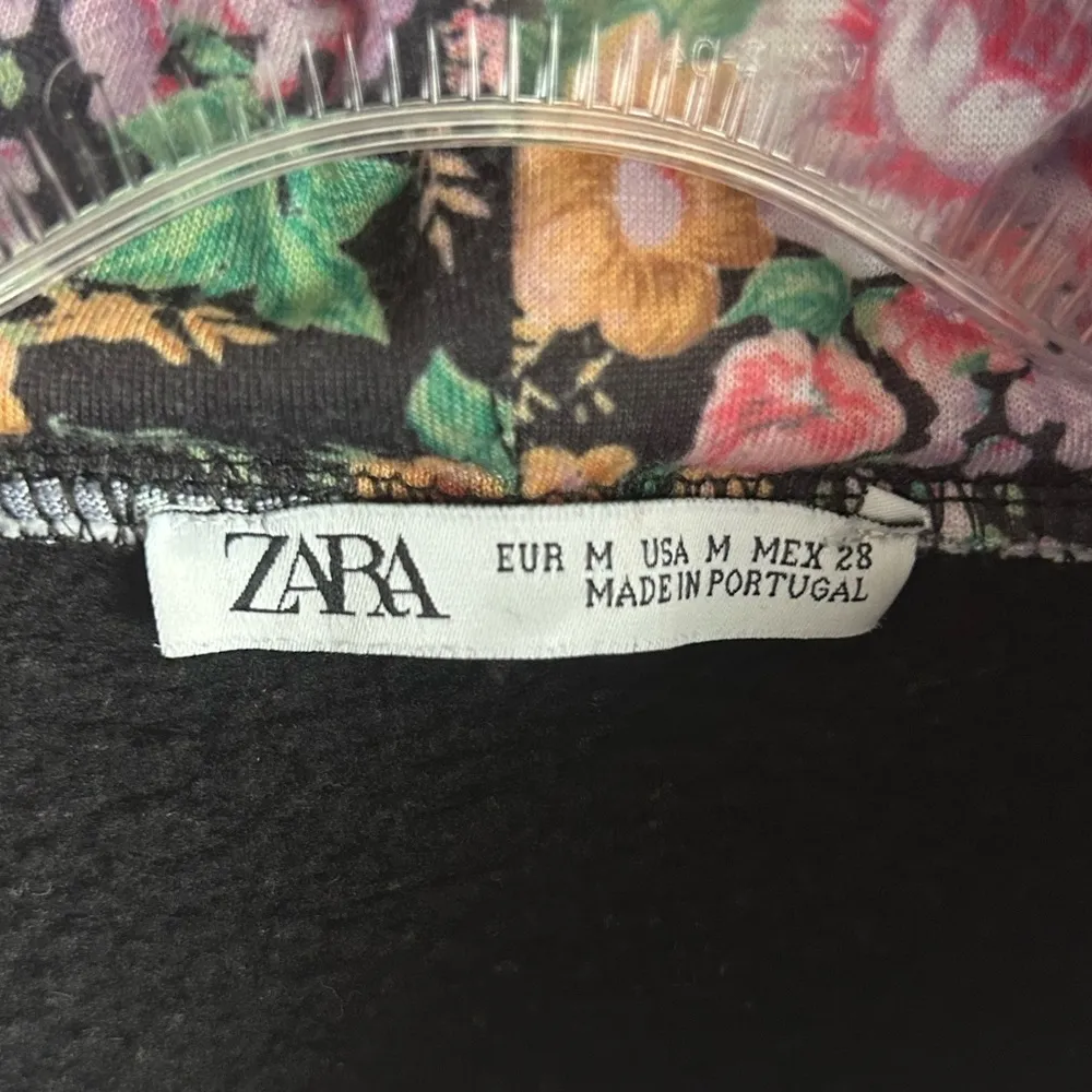 Zara Women's Floral Cropped Double Hoodie Sweatshirt Black Size M - Image 5