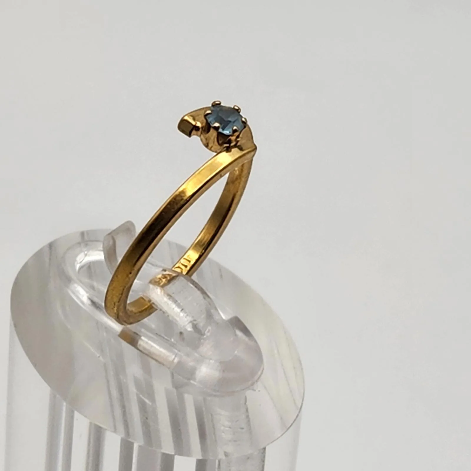 Vintage Avon Gold Tone & Blue Rhinestone Bypass Ring (6) - Image 3