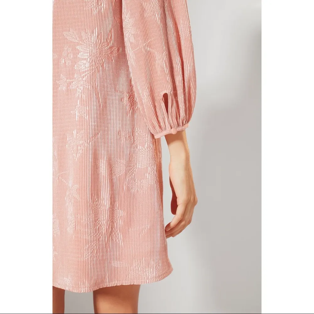 UO Mary Kate Pleated Floral Shift Dress - Image 4