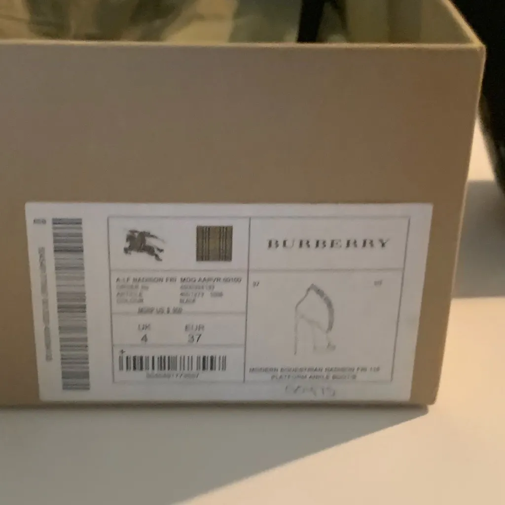 Burberry Authentic suede black  boots - Image 8