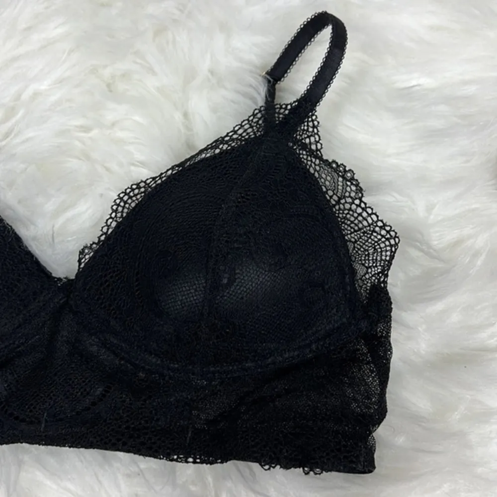 Vanity Fair 71070 Black Flattering Lace Wirefree Padded Bralette - Image 3