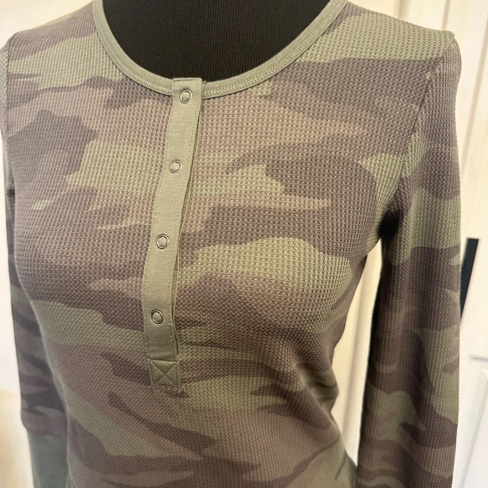 Splendid Camouflage 4 Snap Henley Long Sleeve Top Shirt Camo NEW - Image 7
