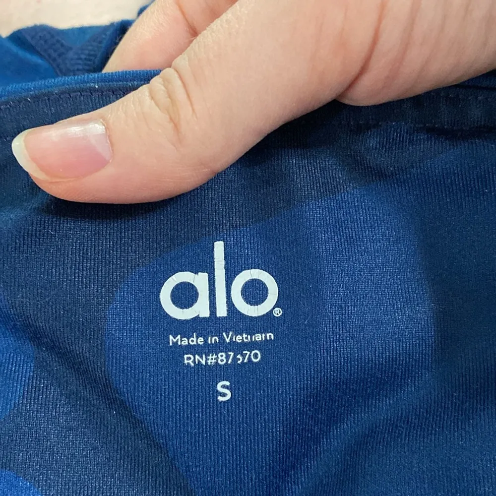 Alo Yoga Airbrush navy camouflage print mid rise leggings size S - Image 10