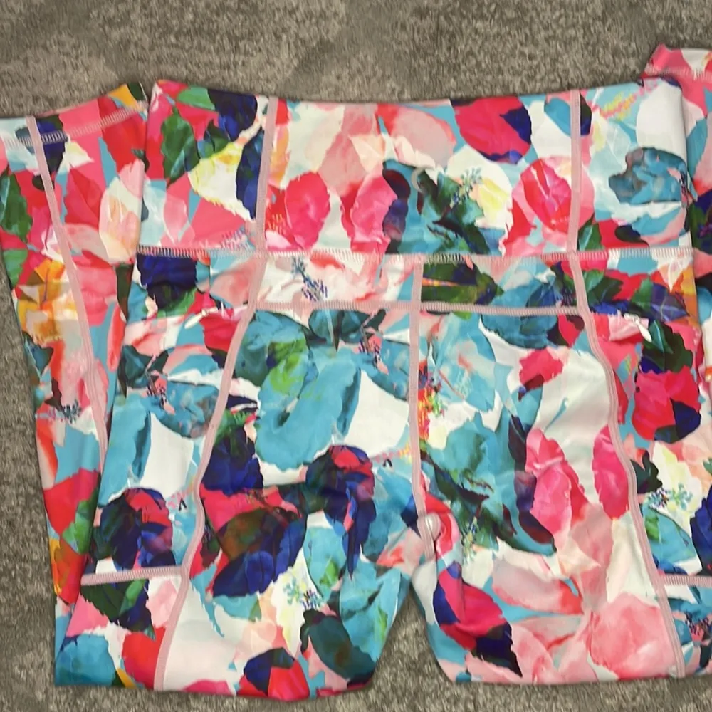 Zyia active dual zipper pocket light n tight Hi-rise floral capri legging - Image 5