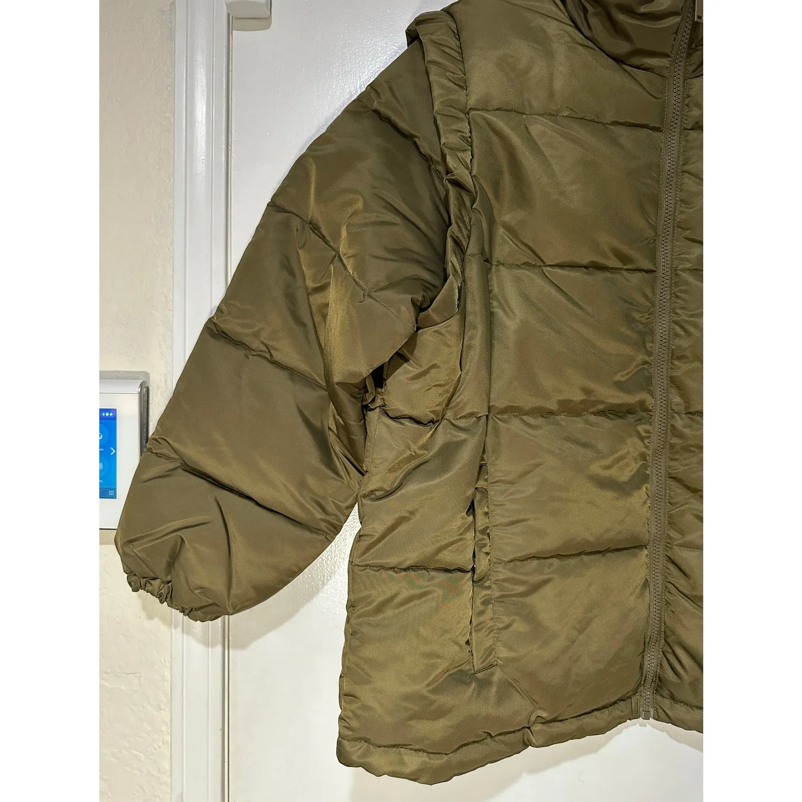 We Wore What Zip Off Sleeve Puffer Jacket Military Olive Size Medium NWT Stylish - Image 5