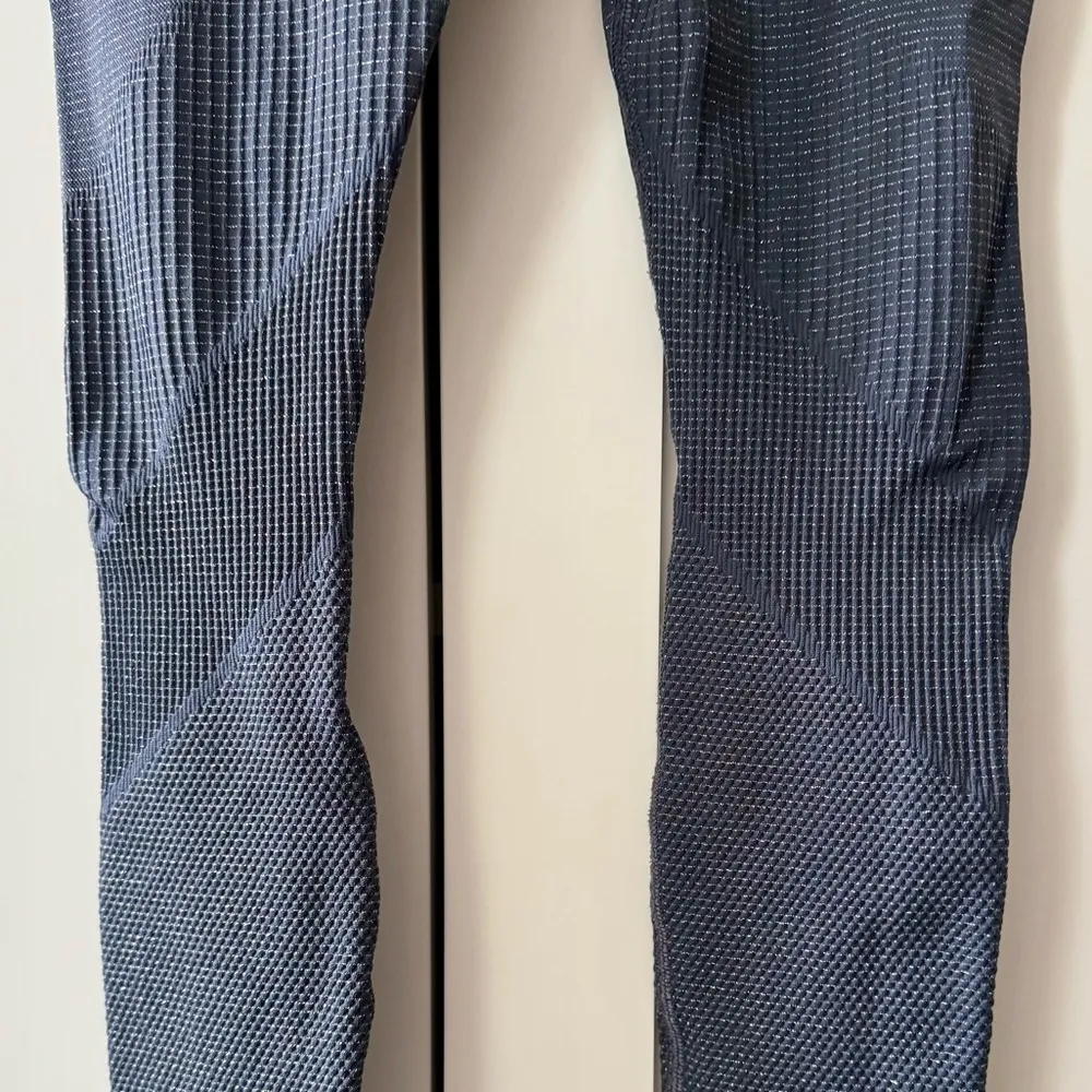 ATHLETA Shimmer Seamless Tight Leggings, High Rise Charcoal Grey Heather sz. S - Image 6