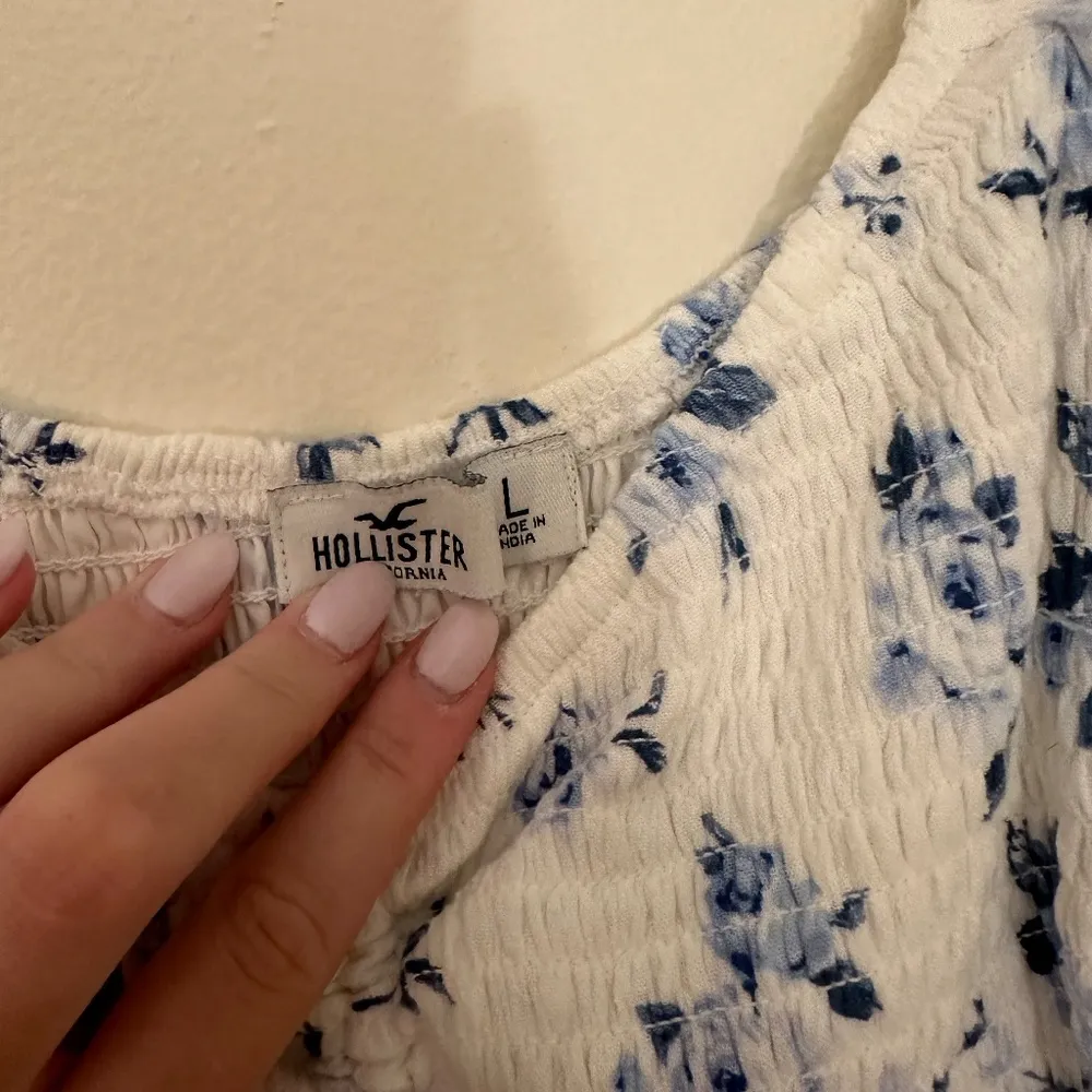 Hollister Blue and White Floral Romper - Image 3