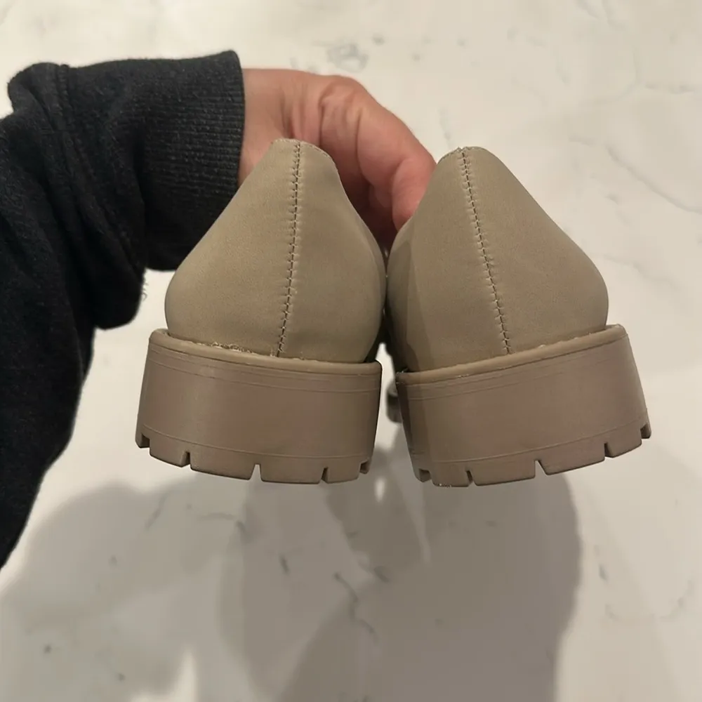 NWT DV by Dolce Vita Ladies' Lug Loafer Size 6 Beige Crisp - Image 5