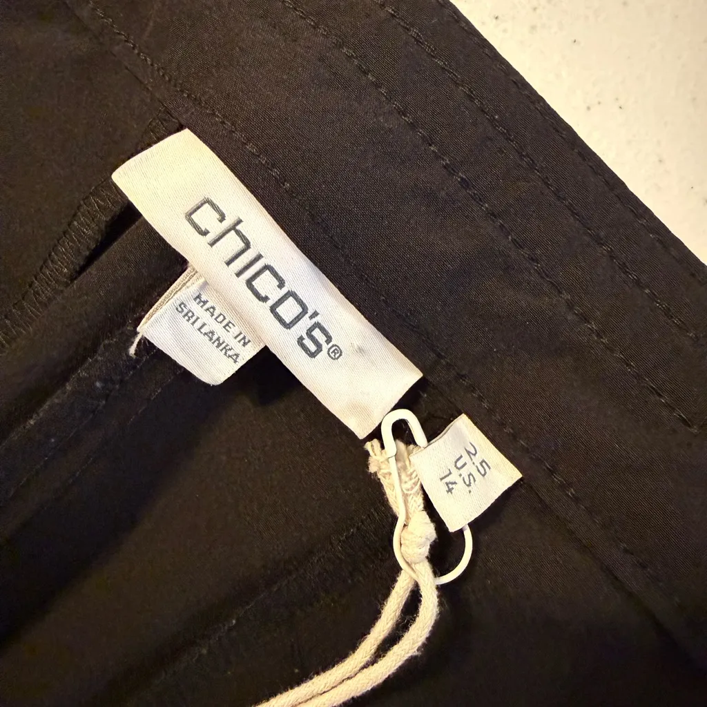 NWT Chico’s Zenergy Black size 2.5 or 14 Neema Snap Dtl Snap Crop Pants MSRP $80 - Image 6