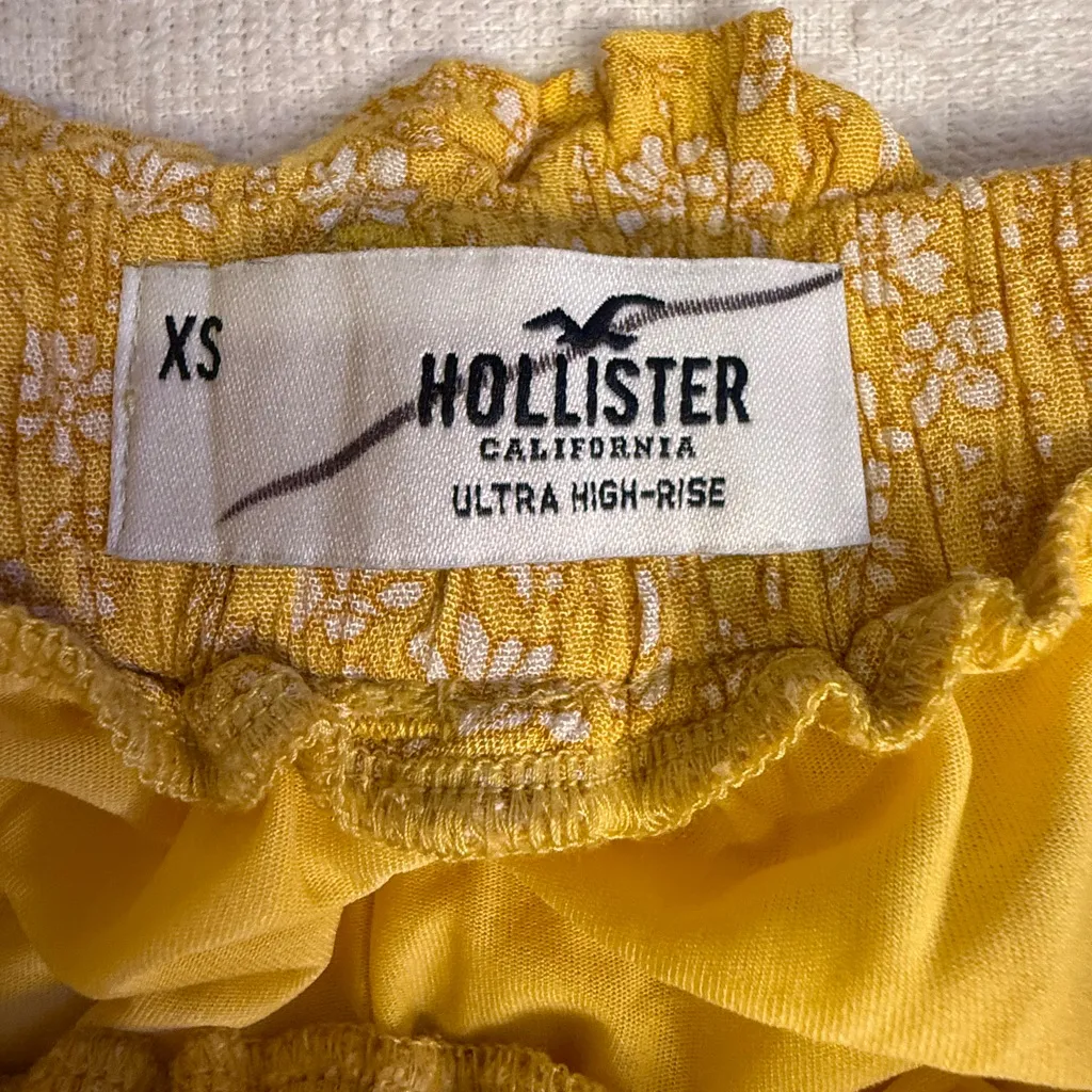 Hollister Yellow Floral pant - Image 3