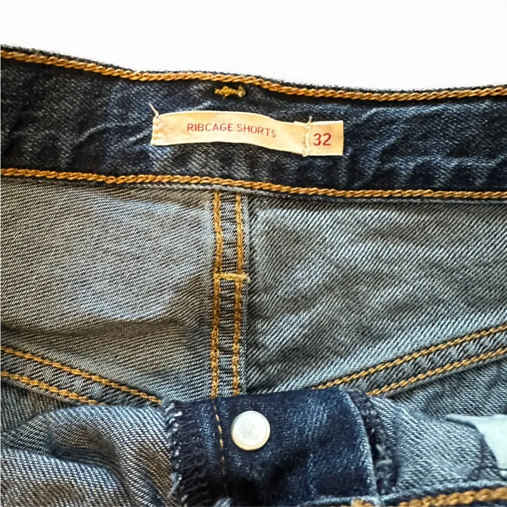 Levi’s Ribcage Shorts Button Fly 32 - Image 3