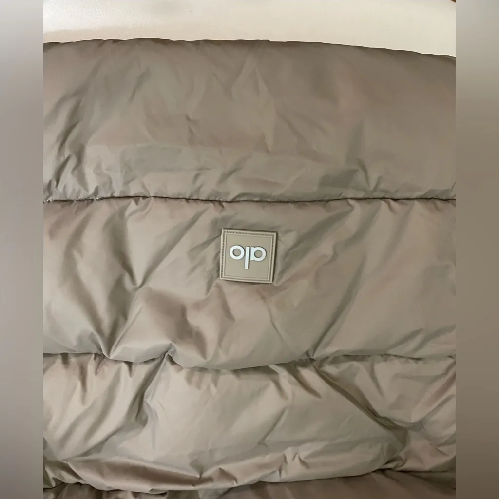 ALO Yoga NWT Gold Rush Puffer Vest Cropped Jacket on Light Cocoa Color Size M - Image 10