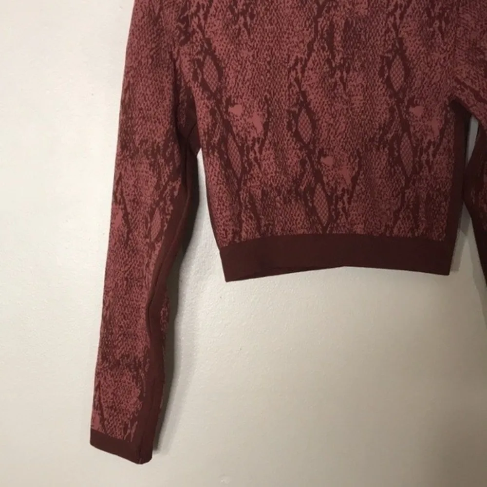 Fabletics Kamila Seamless Long-Sleeve athletic Top size medium - Image 5