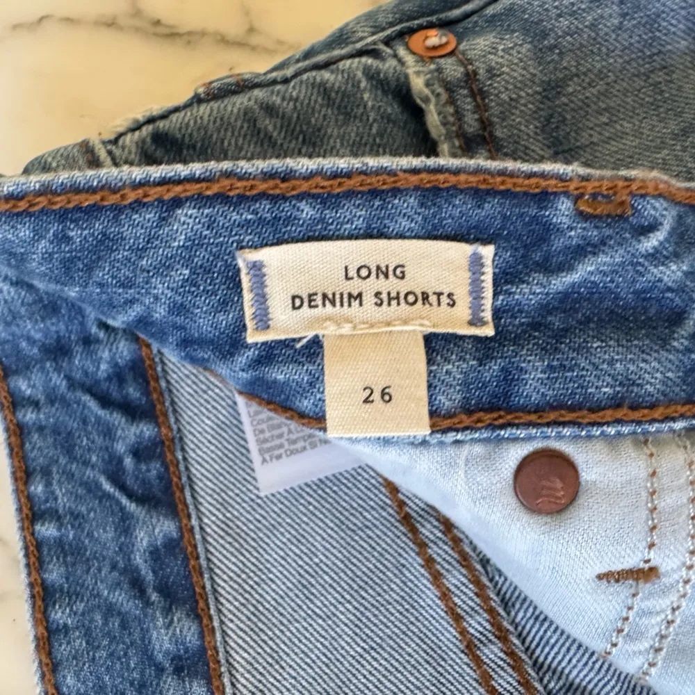 NWT Madewell Long Denim Shorts in Pedersen Wash 26 missing interior button - Image 10