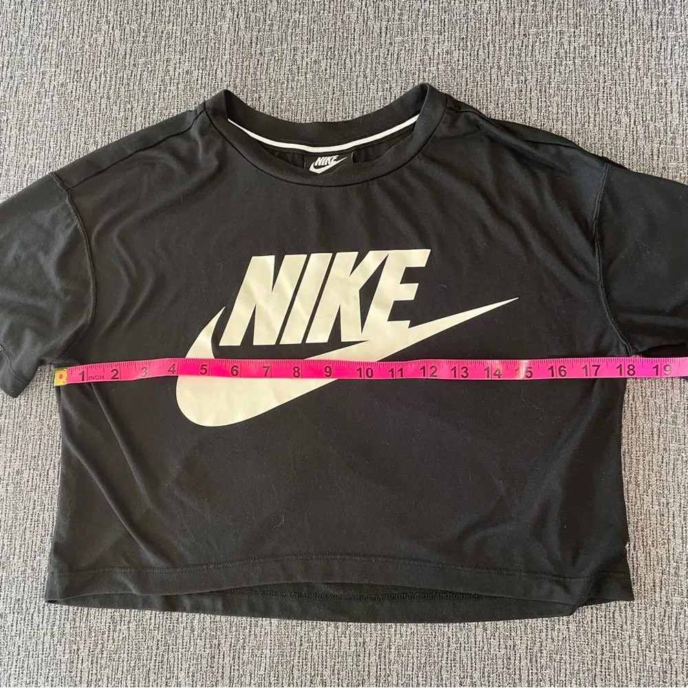 Nike Cropped T-Shirt - Image 11