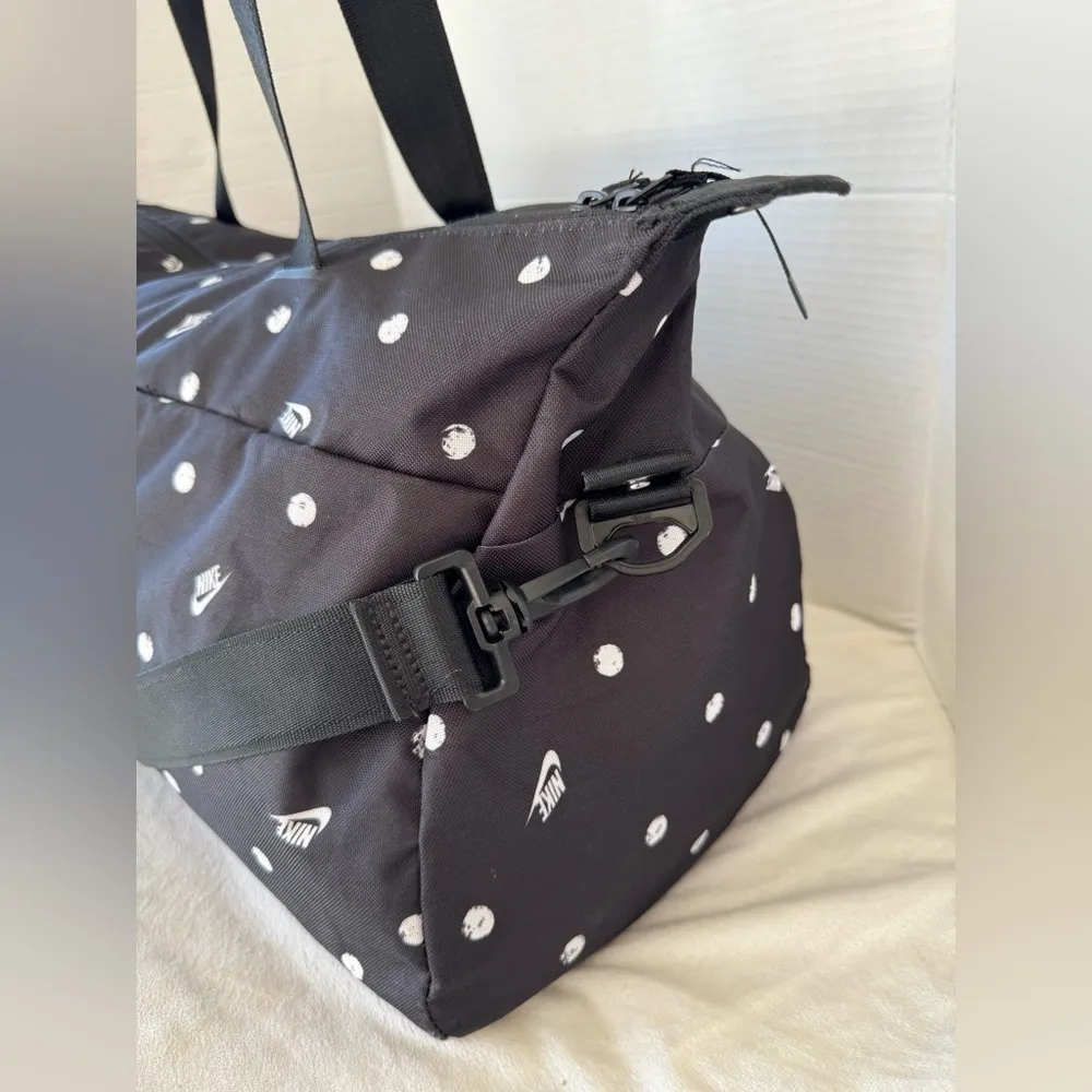 Nike Unisex Black and White Logo Radiate Club Duffel Weekender Gym Bag - Image 7