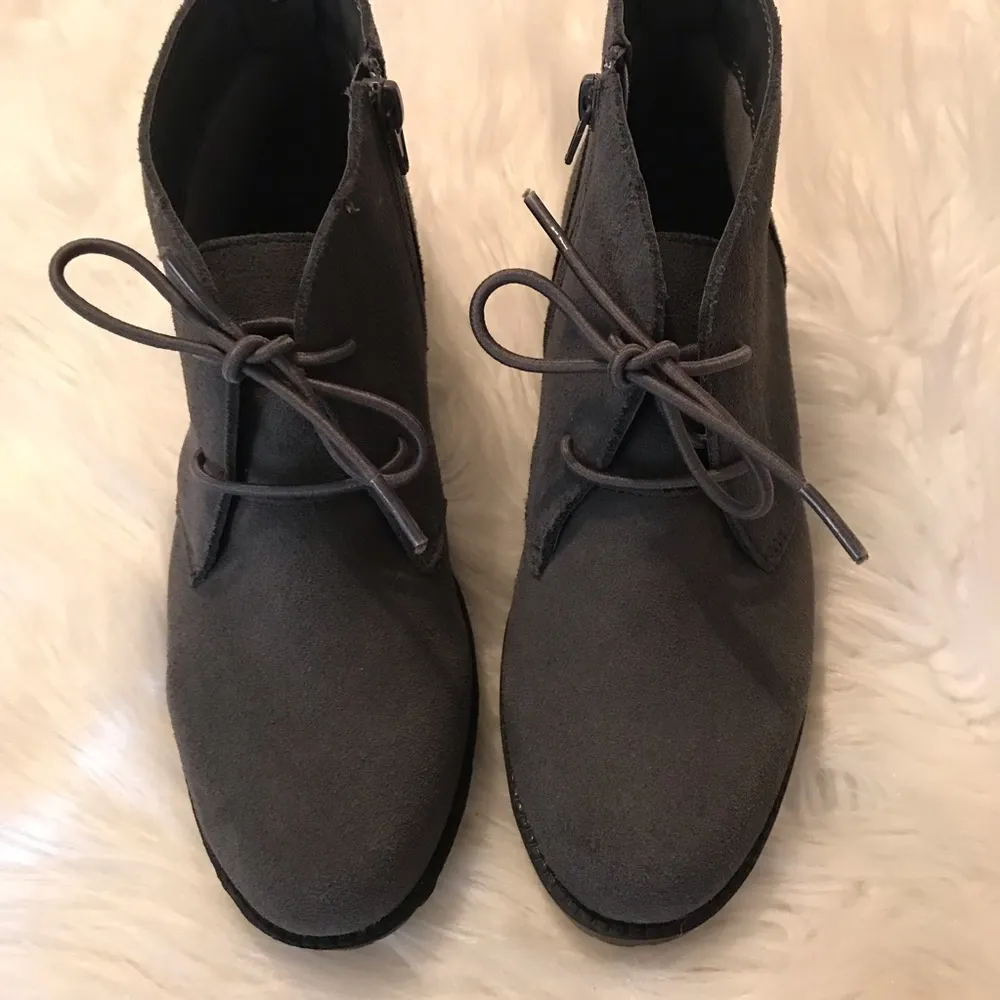 The TOG Shop chukka booties ankle boots woman’s size 7M gray suede leather zip - Image 3