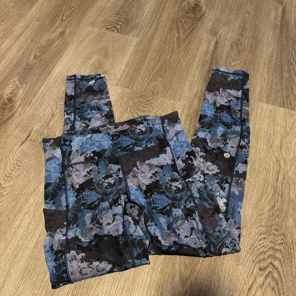 LULULEMON Speed Up Tight *Full-On Luxtreme 28"
Screen Camo Multi Size 6 - Image 9