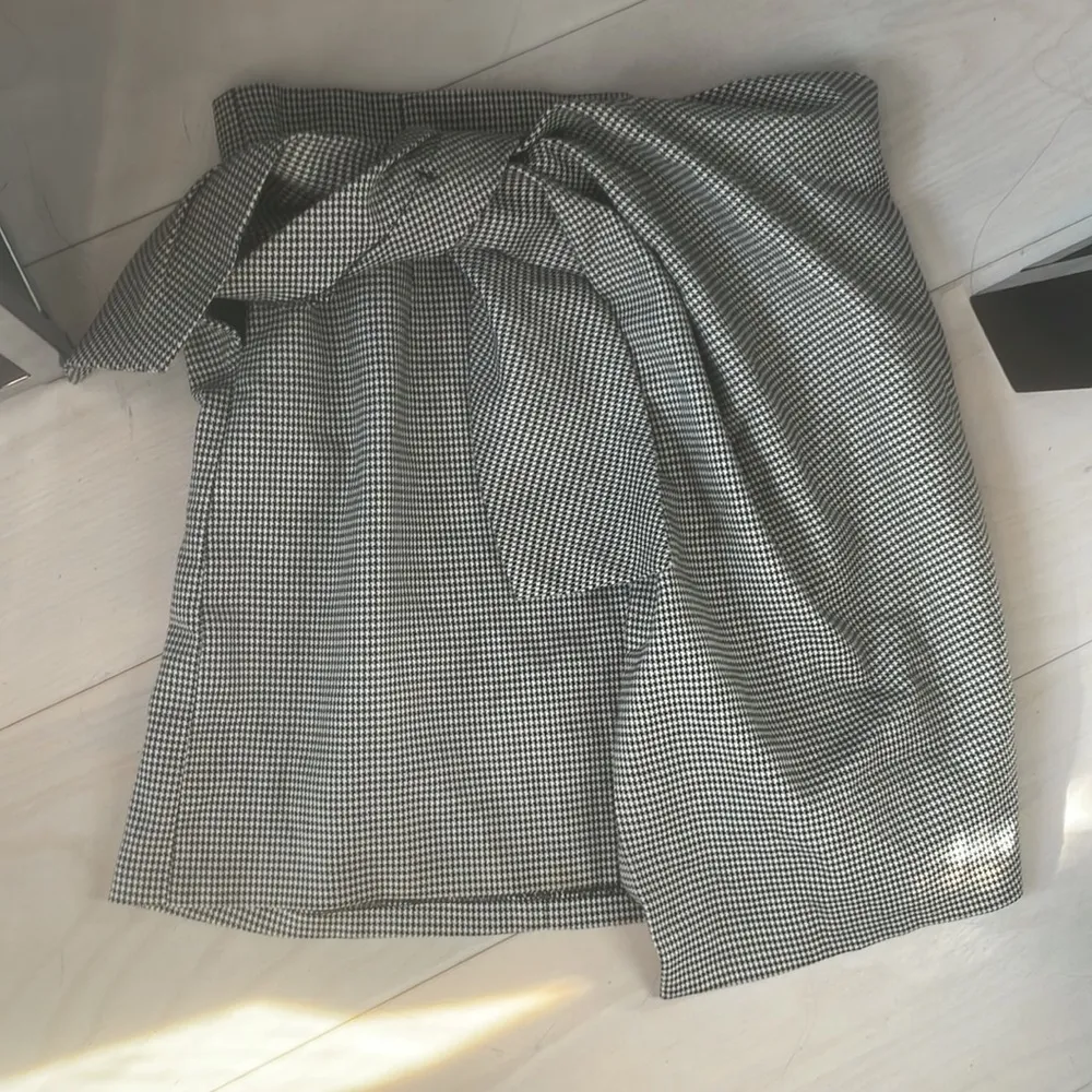 Zara Houndstooth Wrap Skirt - Image 5