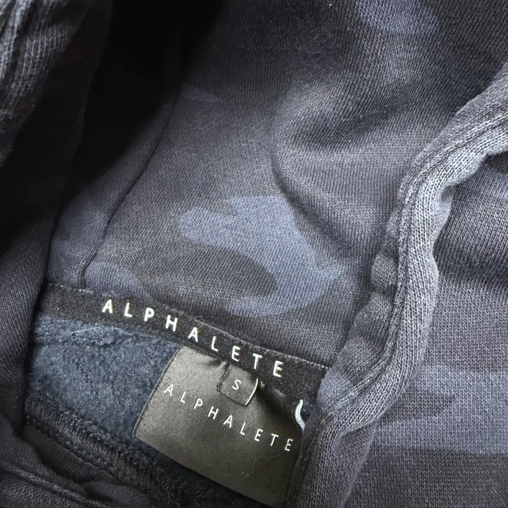 Cropped Alphalete Dark Camo Hoodie - Image 4