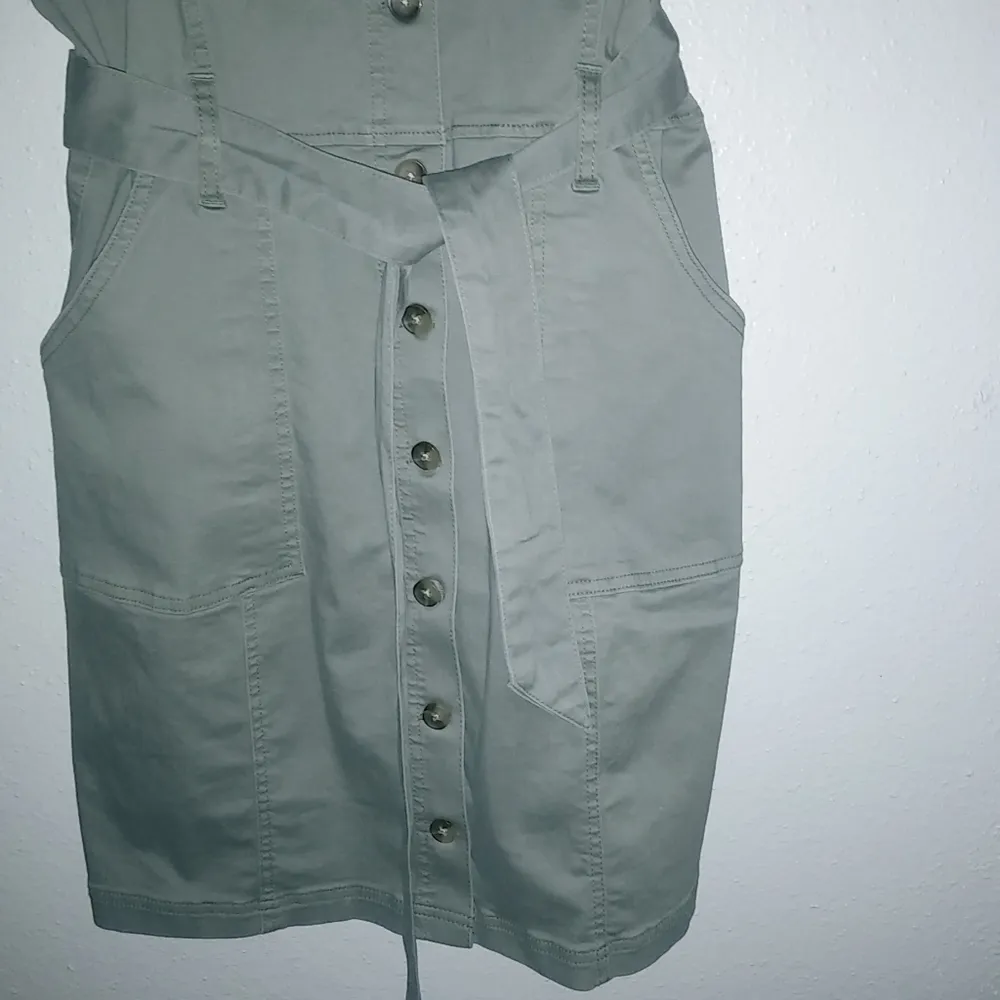 SO XL Sleeveless Army Green Belted Pocketed Button Down Mini Dress - Image 2