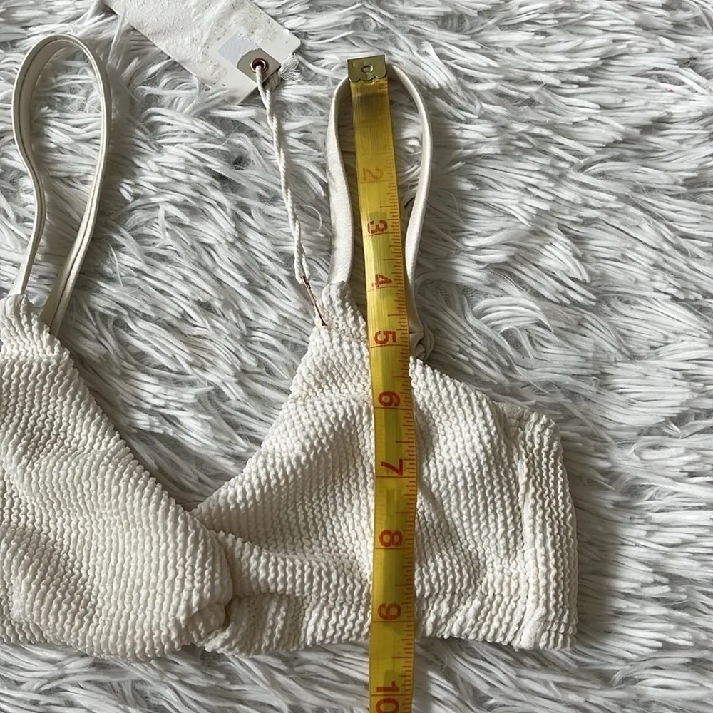 New Good American Women’s Always Fits Twist Bikini Top in ivory size Small - Image 4