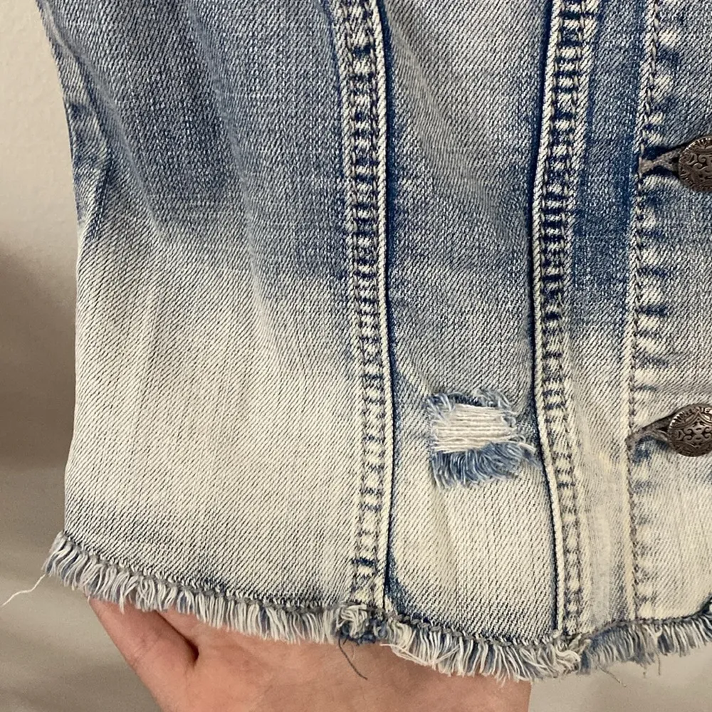 New Silver Jeans dip dye distressed light wash denim vest with fringe hem sz M - Image 7