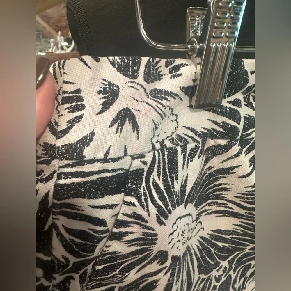Banana Republic Hampton Fit Shorts Black White Floral Print Women's Size 12 - Image 2
