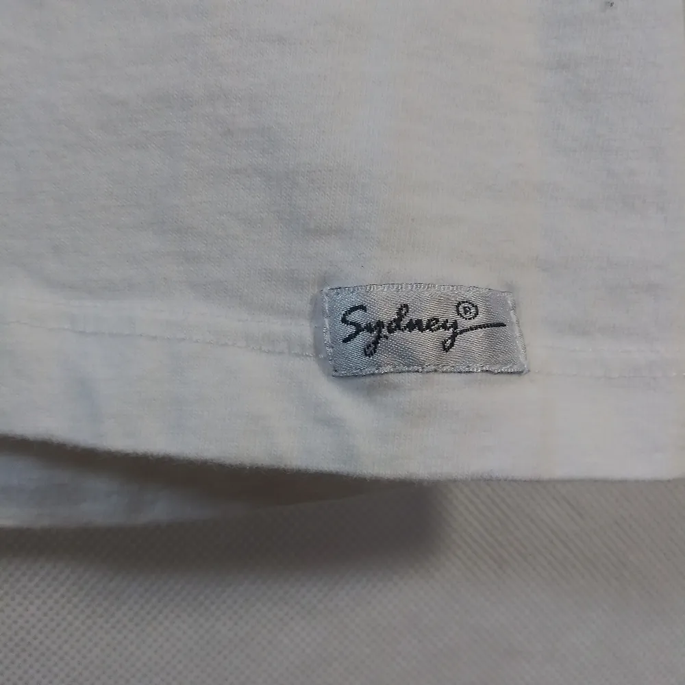 Sydney White Red Sonrie Cada Ria Short Sleeve Crew Neck Size Small - Image 5